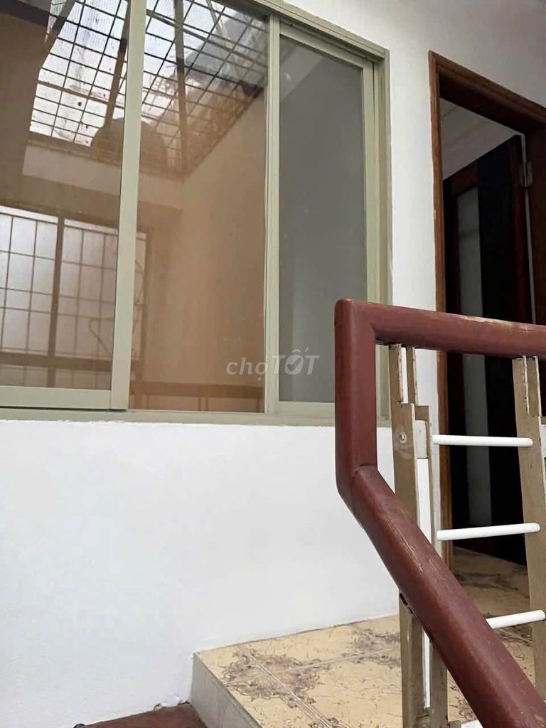 Home is 30 meters x 4 stories, 3 bedrooms, Imperial Bridge, 13 million a month.