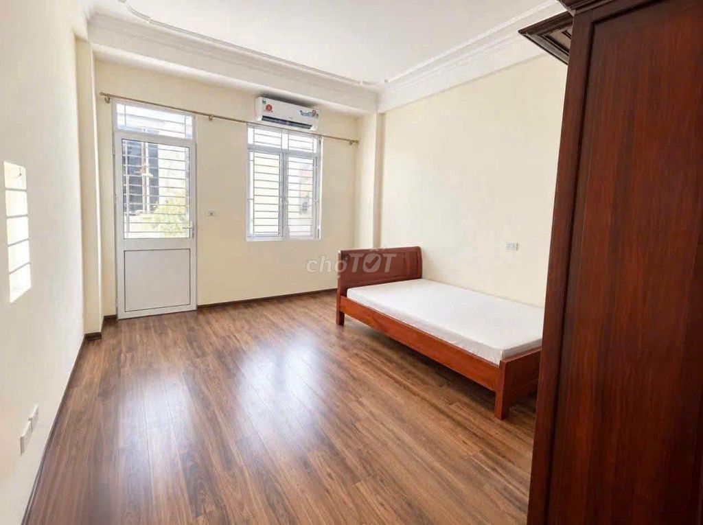 Rent 40 meters, 4 floors of Qq Street, Vạn Phúc, 11 million a month.