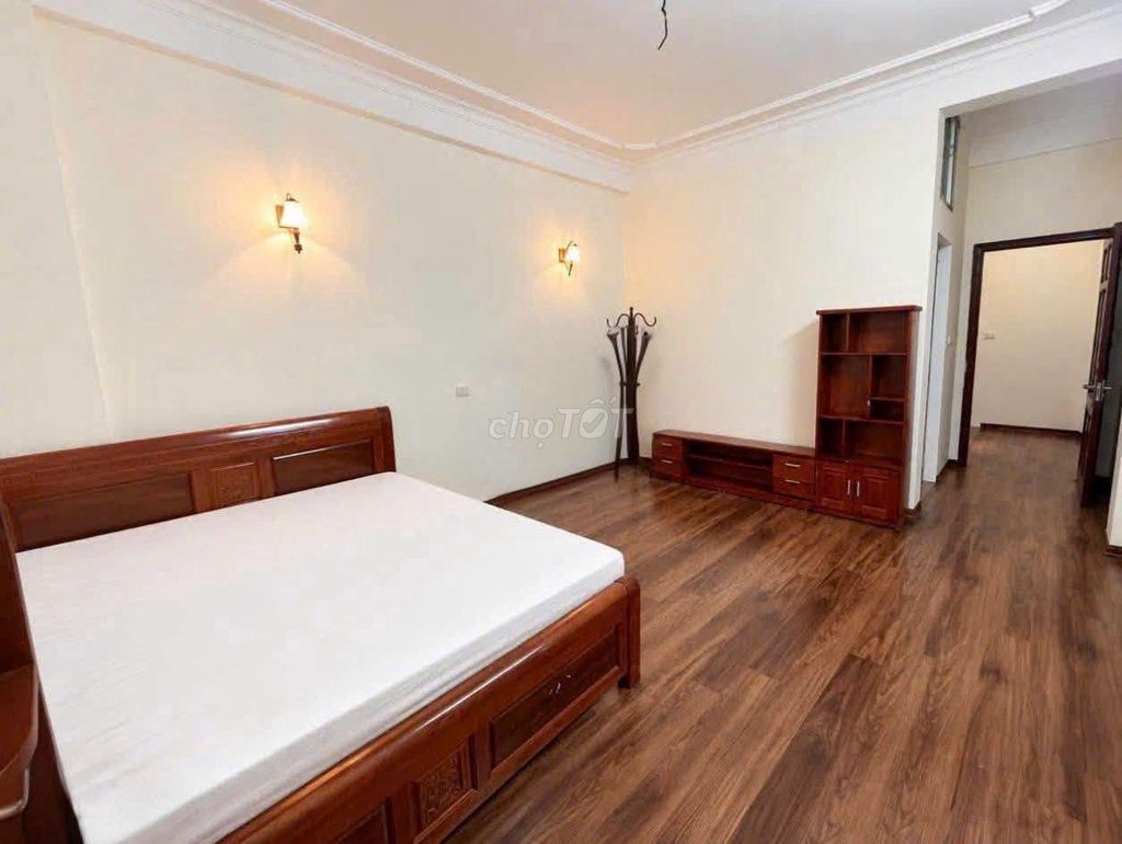 Rent 40 meters, 4 floors of Qq Street, Vạn Phúc, 11 million a month.