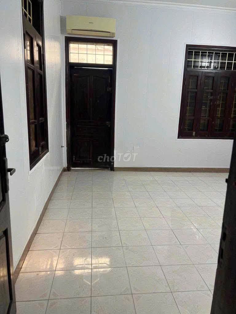 Rent a place on 89 Phạm Văn Đồng, Cầu Giấy, Hanoi