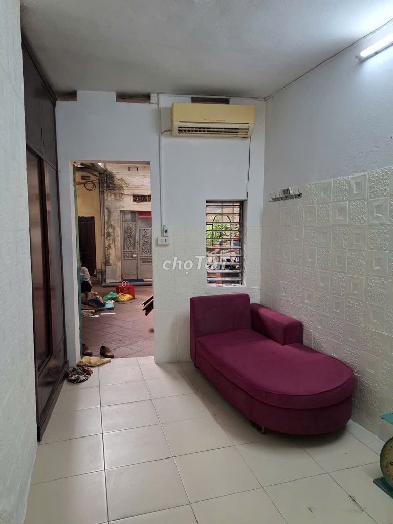 Rent fourth grade house at 68 đội cấn. Nice enough, clean enough, college... 2.5 million a month.