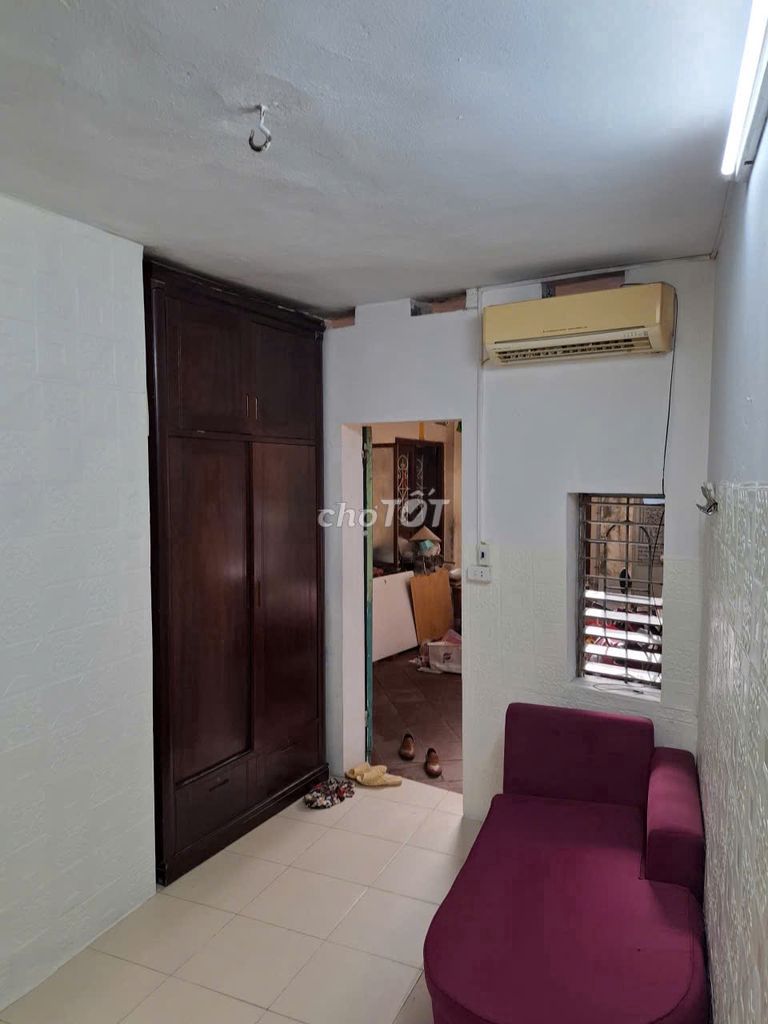 Rent fourth grade house at 68 đội cấn. Nice enough, clean enough, college... 2.5 million a month.