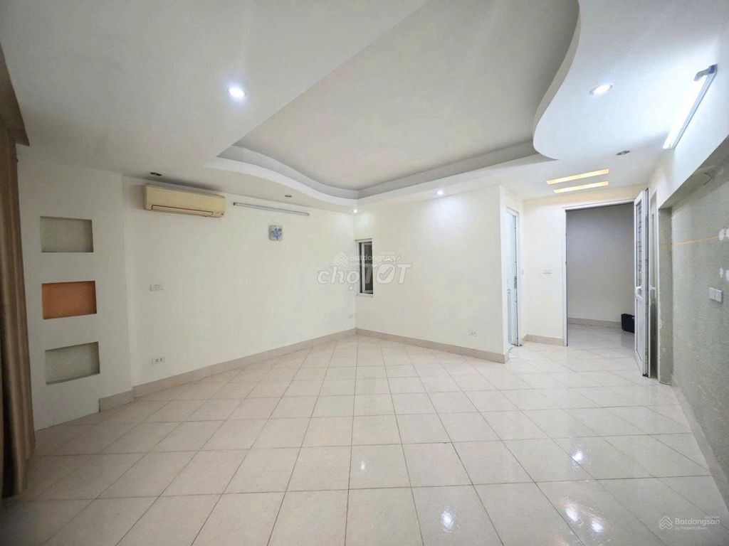 Rent Hoàng Cầu 35 m2 5 floors, 3 bedrooms, 4.8 meters, 3 meters only 15 million
