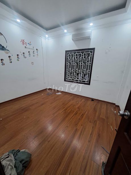 201 Chen Street, the United Nations - area 45 m2 x 6 floors per floor p + 1 toilet