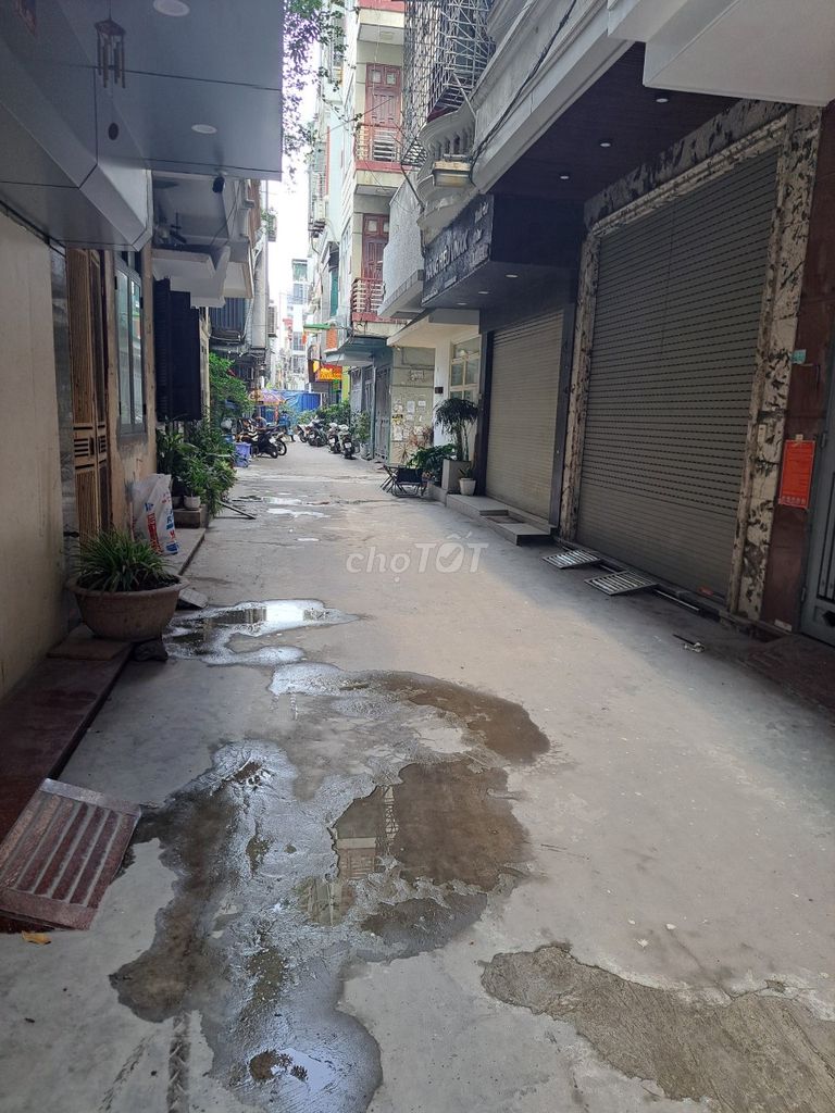 201 Chen Street, the United Nations - area 45 m2 x 6 floors per floor p + 1 toilet