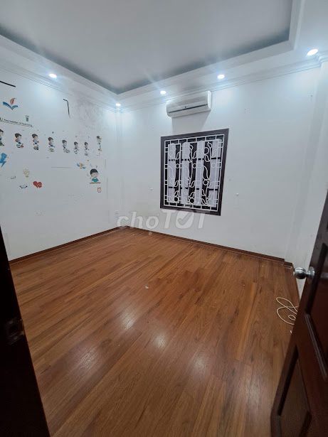 201 Chen Street, the United Nations - area 45 m2 x 6 floors per floor p + 1 toilet