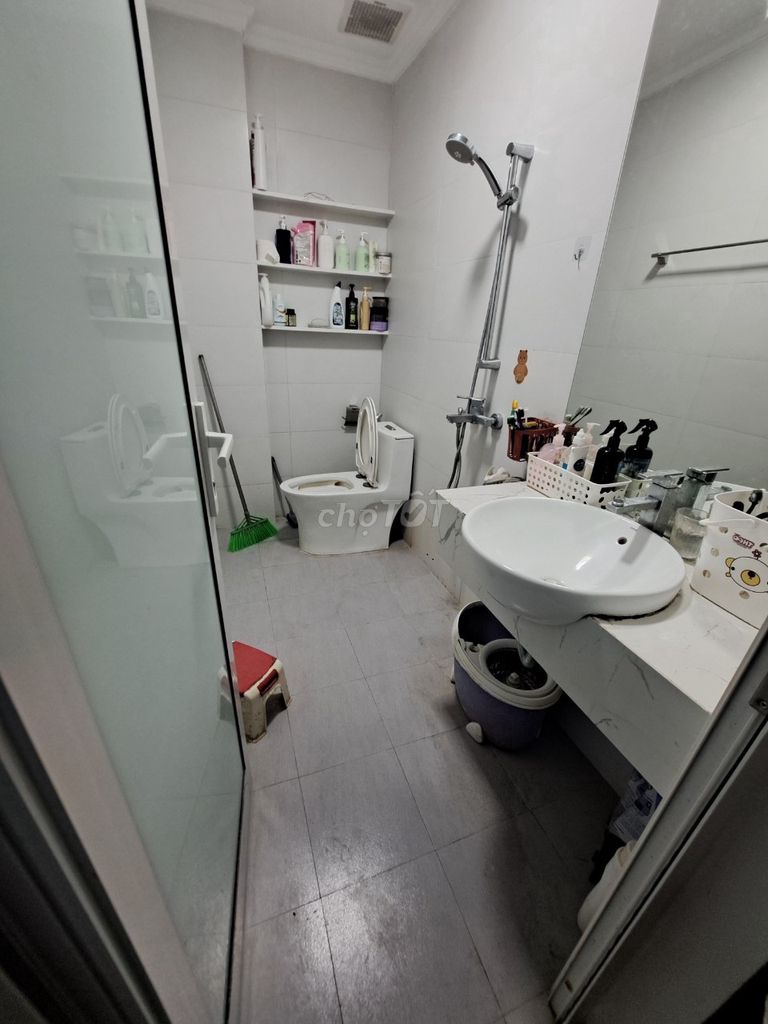 201 Chen Street, the United Nations - area 45 m2 x 6 floors per floor p + 1 toilet