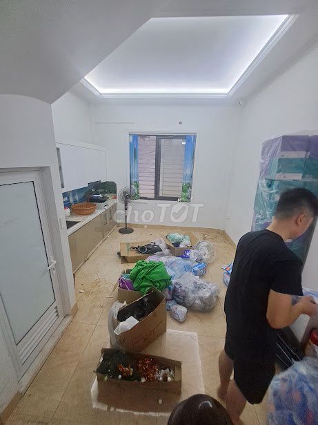 201 Chen Street, the United Nations - area 45 m2 x 6 floors per floor p + 1 toilet