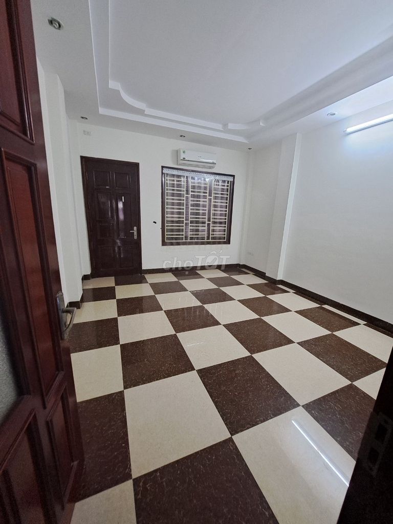 201 Chen Street, the United Nations - area 45 m2 x 6 floors per floor p + 1 toilet