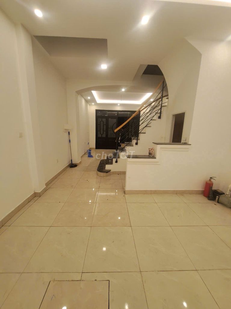 Rent a gate 180 Hoàng Quốc Việt, 50 m2 x 5 level enough college, alley to car