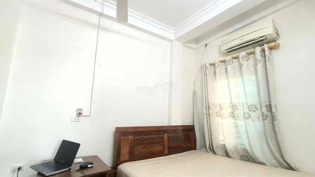 Rent the entire Thanh Am, sidewalk, 8 M Street, at plus business.