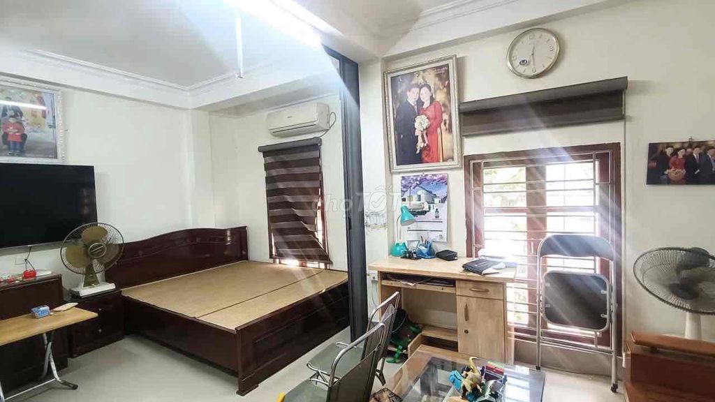 Rent the entire Thanh Am, sidewalk, 8 M Street, at plus business.