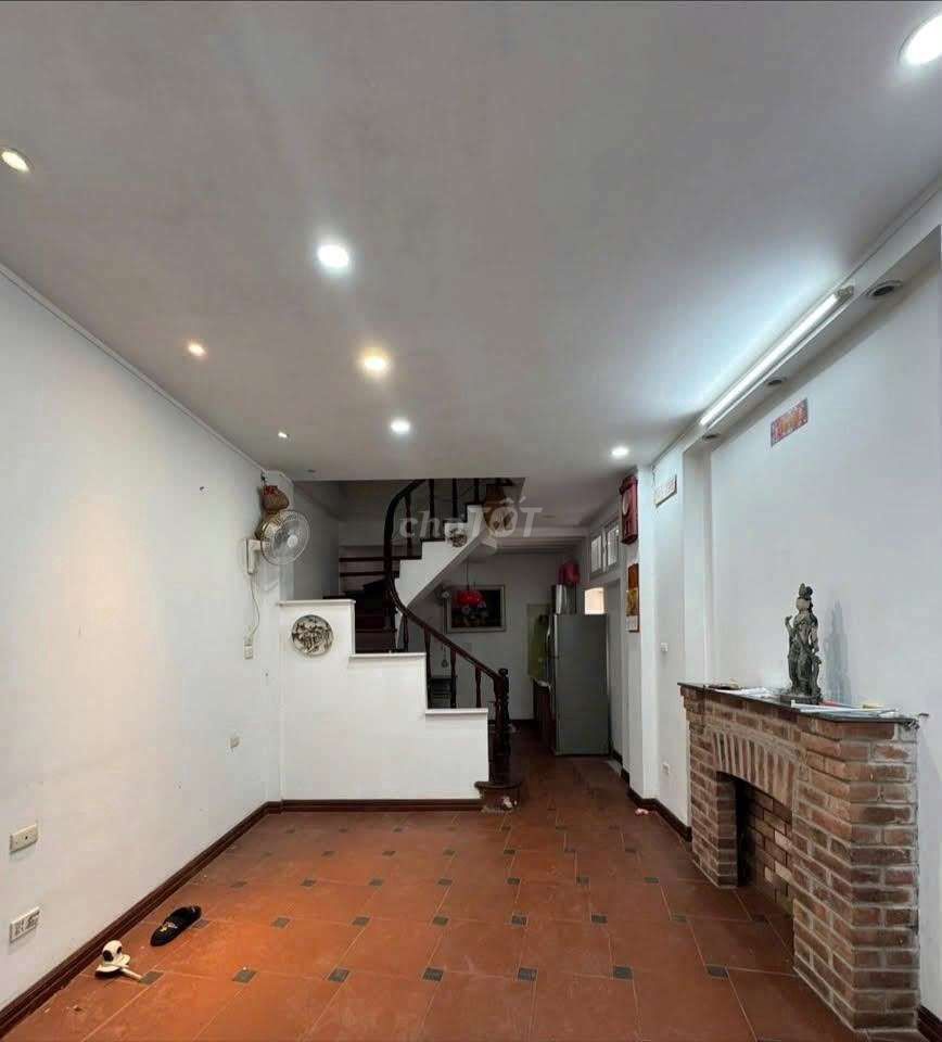 Rent Đội Cấn 40 m2 x 4 floors, 3 bedrooms, car yard, 13 million near street