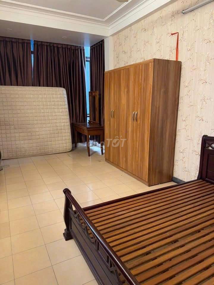 Rent Đội Cấn 40 m2 x 4 floors, 3 bedrooms, car yard, 13 million near street