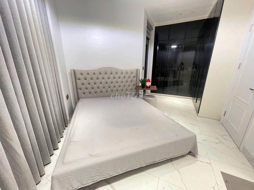 Rent the Viomes Ocean Park House full interior.