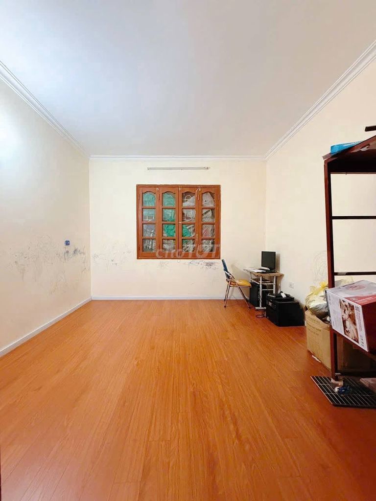 Rent the original Ngõ 255 Lĩnh Nam, 30 meters2, 4 stories, 6 million a month.