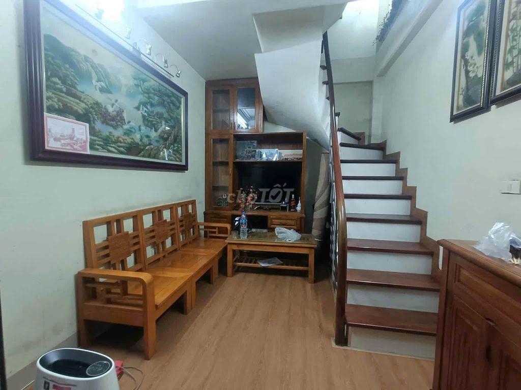 Rent a 77 Lê Hồng Phong, Ba Đình, 8 million a month.