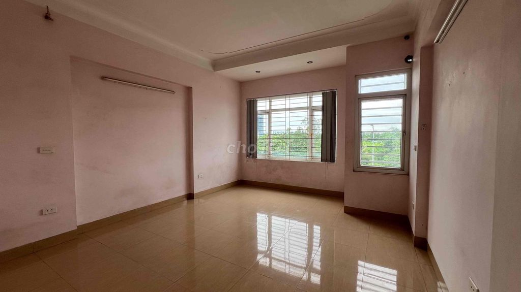 It's the owner who rents the business side of Cổ Linh-- the aeon L.