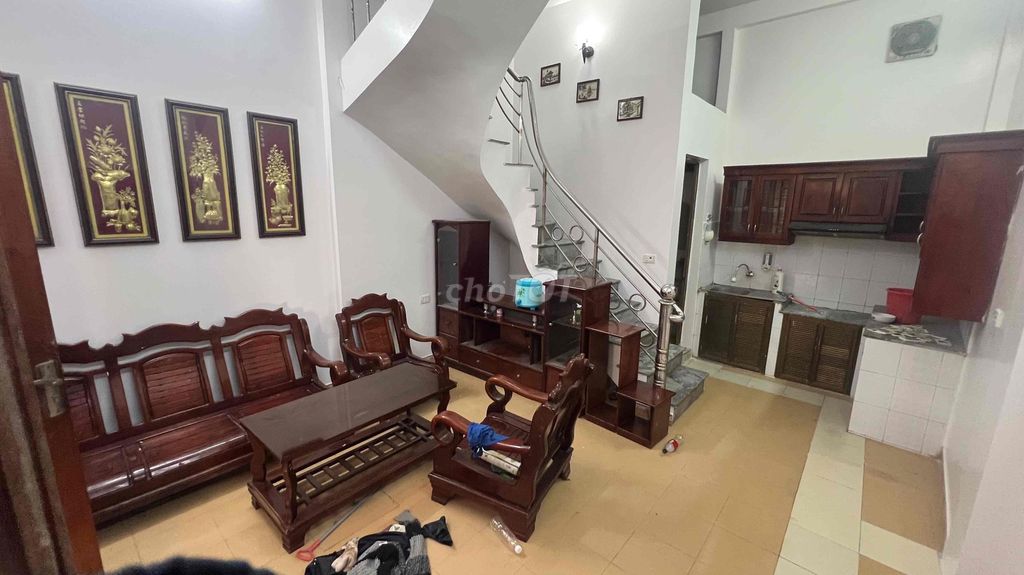 It's the owner of the Ngõ 158 Ngọc Hà rented house - opposite the Ngọc Hà lake
