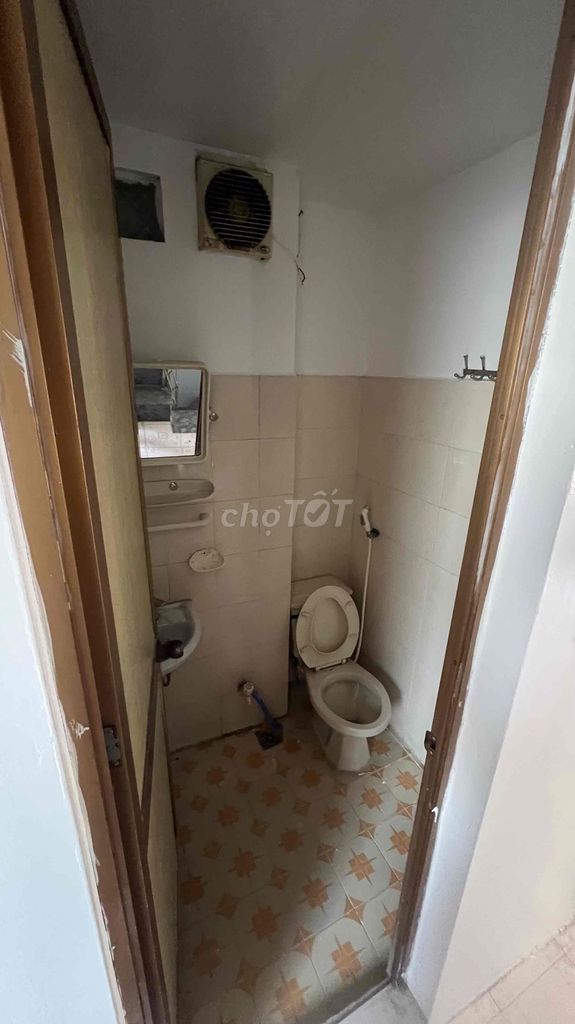 It's the owner of the Ngõ 158 Ngọc Hà rented house - opposite the Ngọc Hà lake