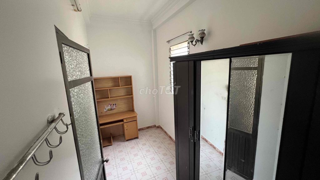 It's the owner of the Ngõ 158 Ngọc Hà rented house - opposite the Ngọc Hà lake
