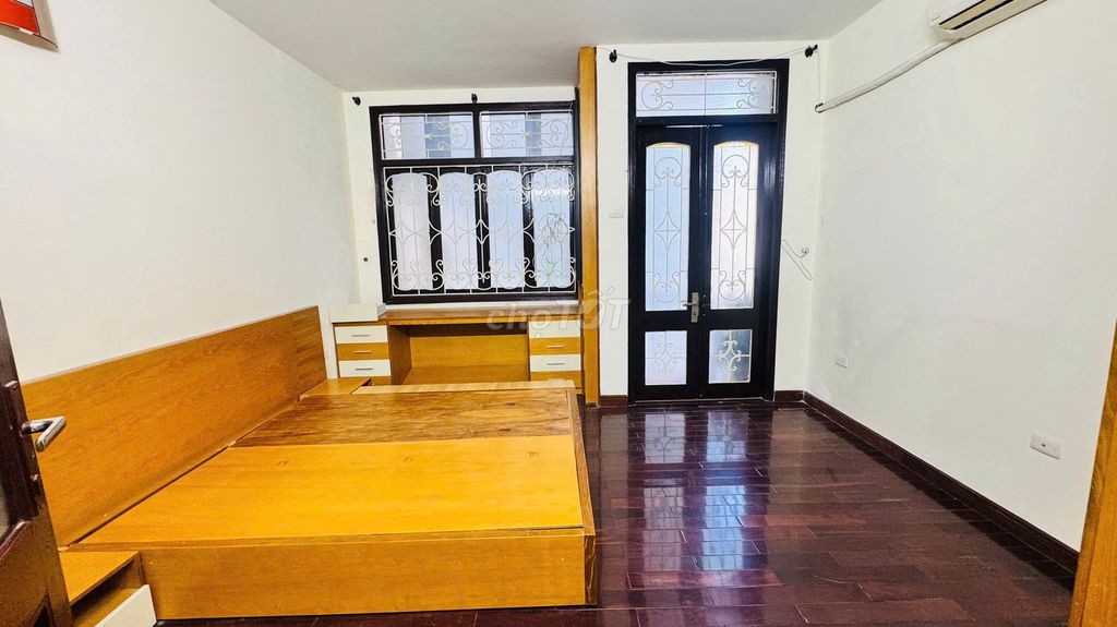 Rent the alley 93 Hoàng Văn Thái - Thanh Xuân, area 40 meters x 4 T, stays right there.