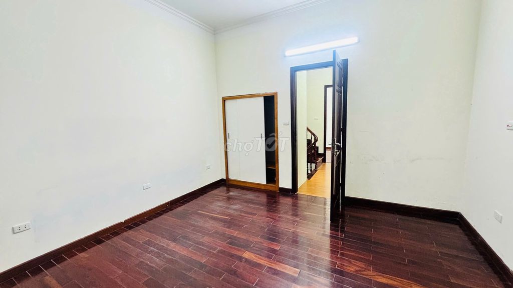 Rent the alley 93 Hoàng Văn Thái - Thanh Xuân, area 40 meters x 4 T, stays right there.