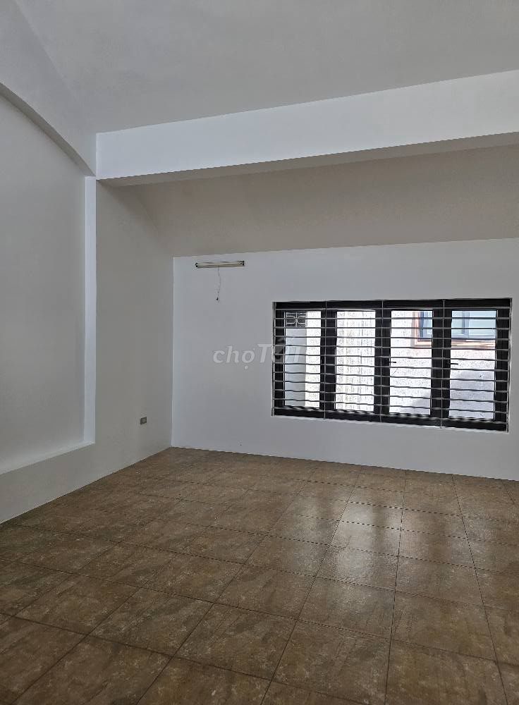 Rent Trần Kim Xuyến, Hanoi. The area is 70 meters, five floors. 25 million.
