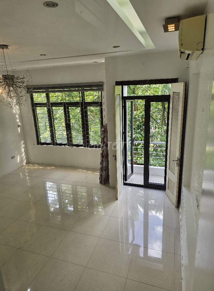 Rent Trần Kim Xuyến, Hanoi. The area is 70 meters, five floors. 25 million.