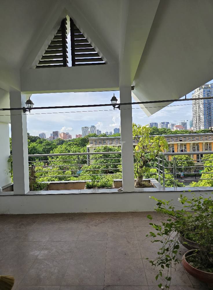 Rent Trần Kim Xuyến, Hanoi. The area is 70 meters, five floors. 25 million.