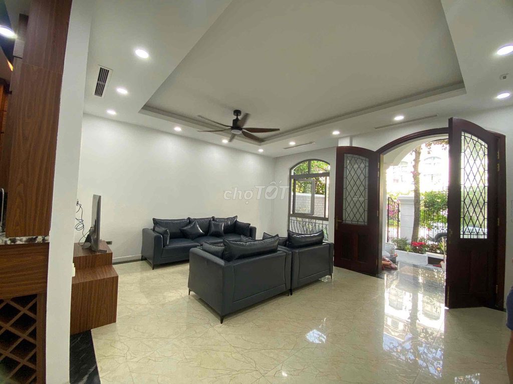 renting the entire Laomes riverside.