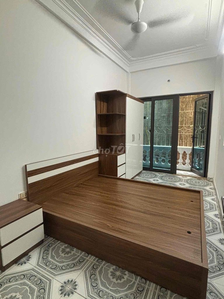 Four-story 5-story sleep, four-to-one, one kitchen, one full-grainer.