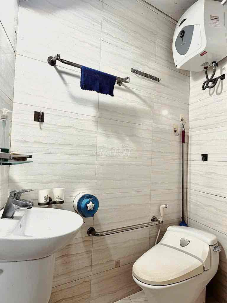Renting the entire city of Cao Đạt 40 m2 x3 T 2 bedrooms for 8 million a day.