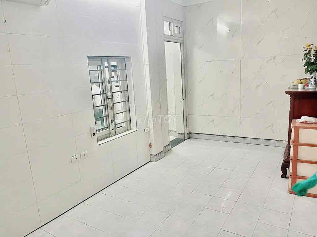 Renting the entire city of Cao Đạt 40 m2 x3 T 2 bedrooms for 8 million a day.