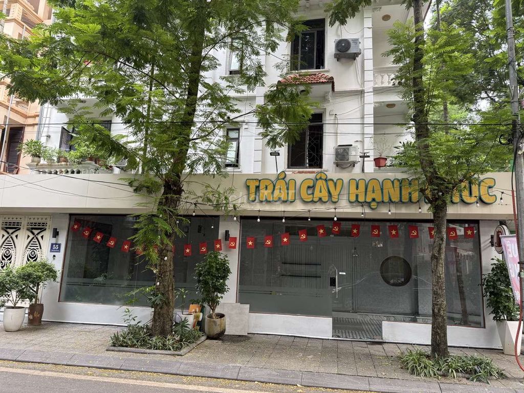 It's the owner who rents the Trần Nguyên Đán street house.