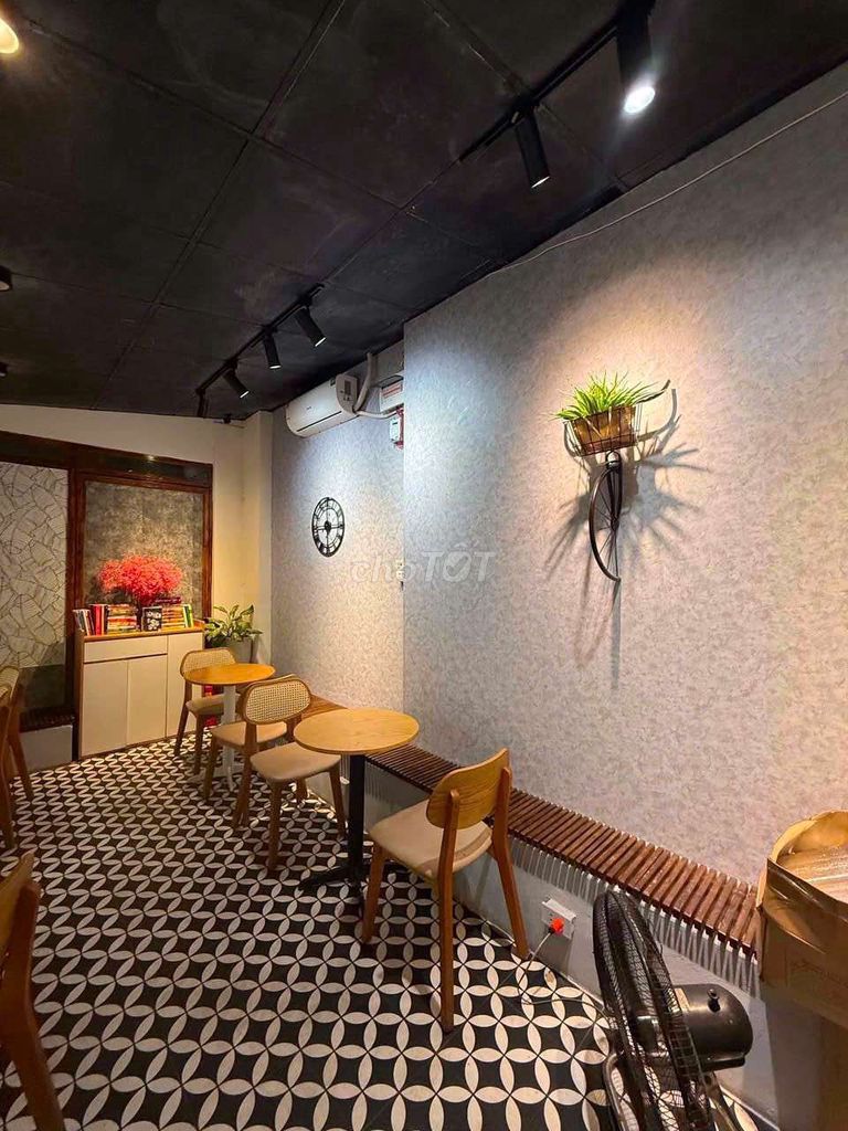It's the owner who rents the Trần Nguyên Đán street house.