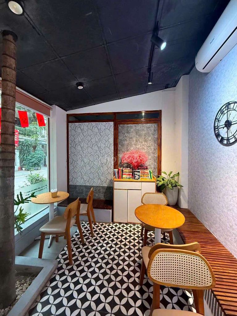 It's the owner who rents the Trần Nguyên Đán street house.