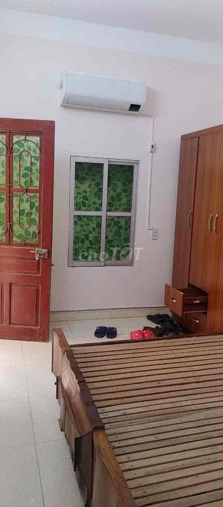 The owner rented the first floor of his own apartment at 639 Hoàng Hoa Thám.