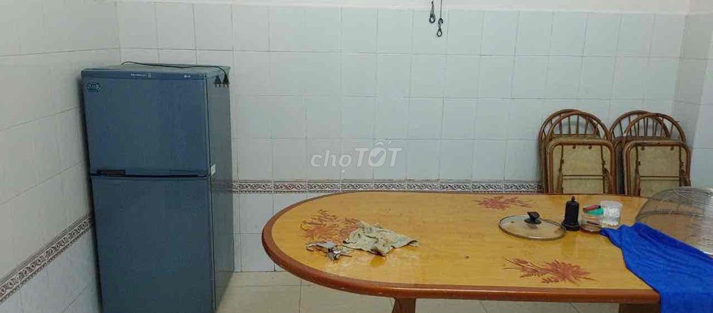The owner rented the first floor of his own apartment at 639 Hoàng Hoa Thám.