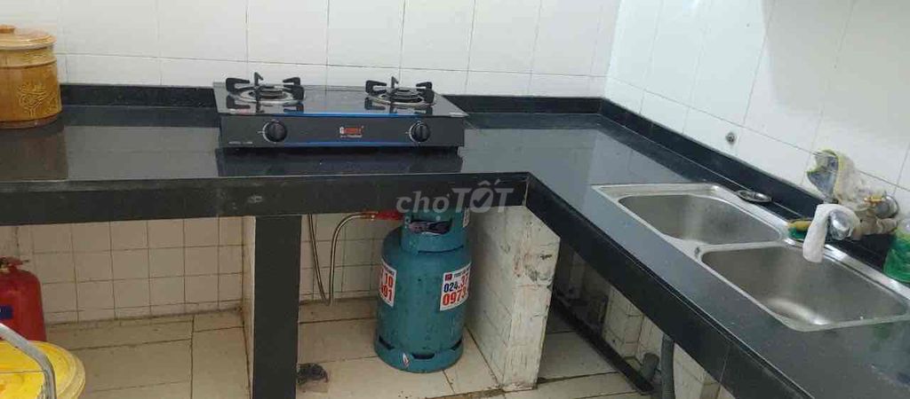 The owner rented the first floor of his own apartment at 639 Hoàng Hoa Thám.