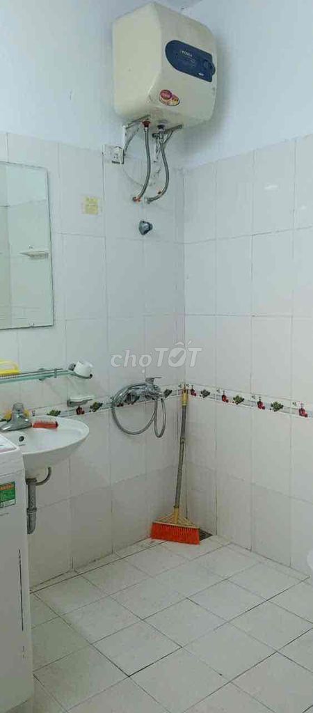 The owner rented the first floor of his own apartment at 639 Hoàng Hoa Thám.