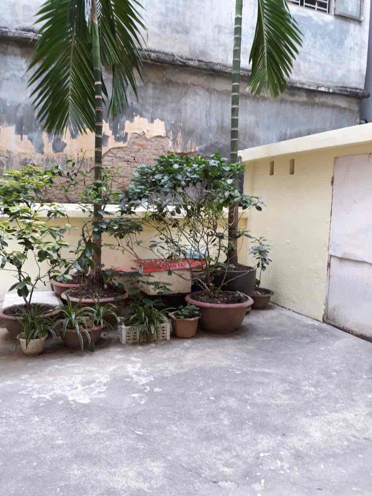 The owner rented the first floor of his own apartment at 639 Hoàng Hoa Thám.
