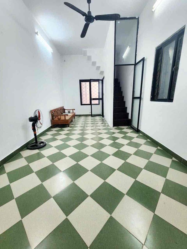 Đông Tác main building. Couple of steps to town. Only 8.5 million.