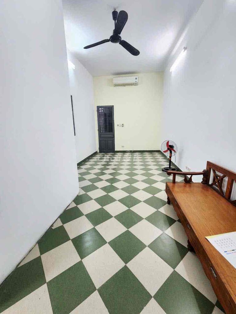 Đông Tác main building. Couple of steps to town. Only 8.5 million.
