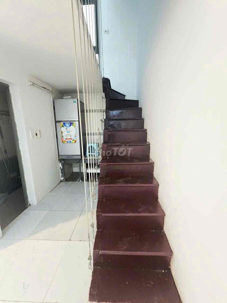 Đông Tác main building. Couple of steps to town. Only 8.5 million.