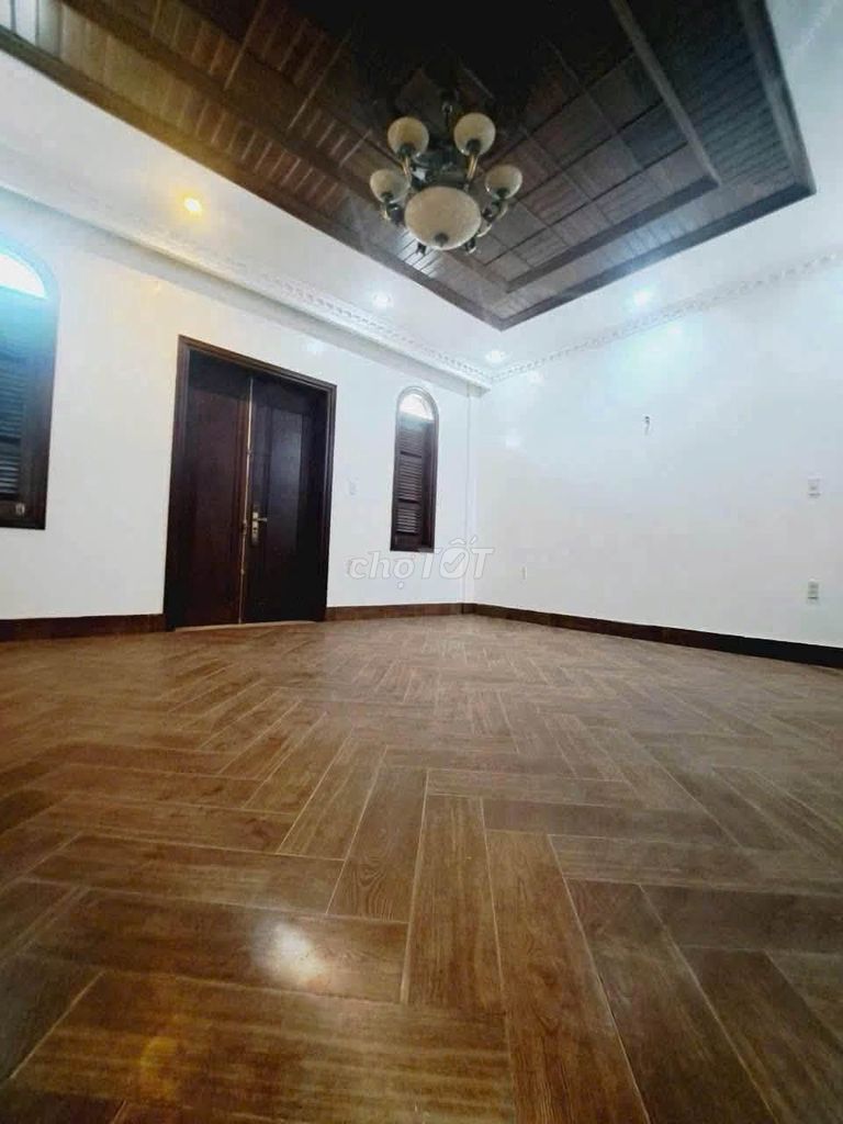 Rent the house 5 floors 100 meters Lạc Long Quân, Tây Hồ, with the elevator.