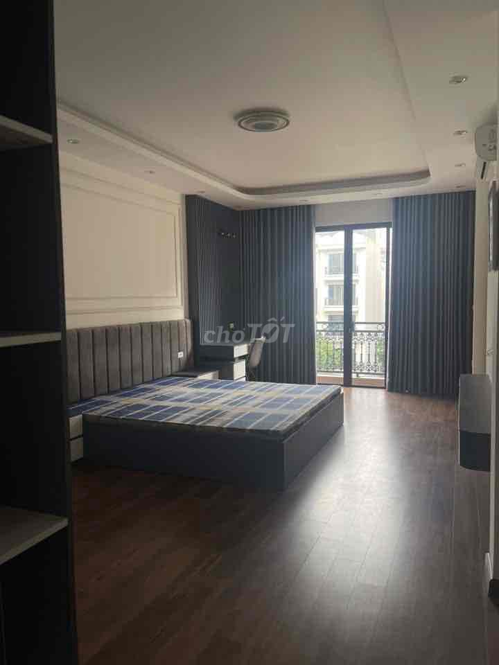 Rent us on the first floor, second floor in the main building on Qq Street, District.