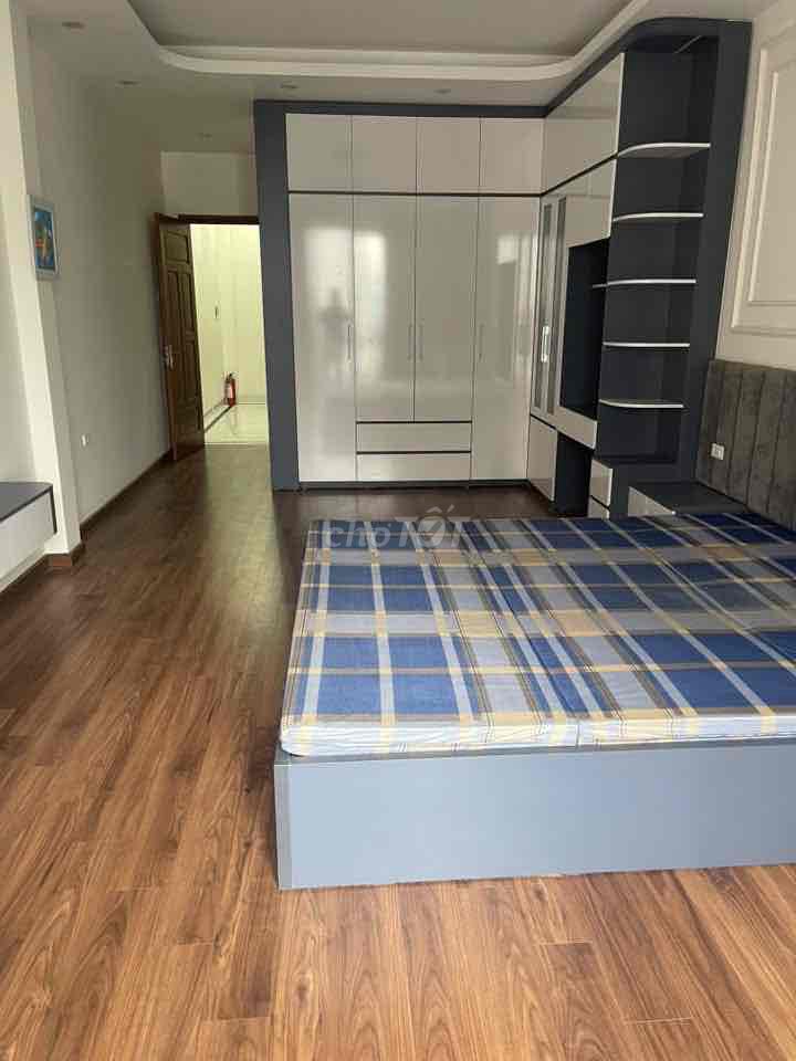 Rent us on the first floor, second floor in the main building on Qq Street, District.