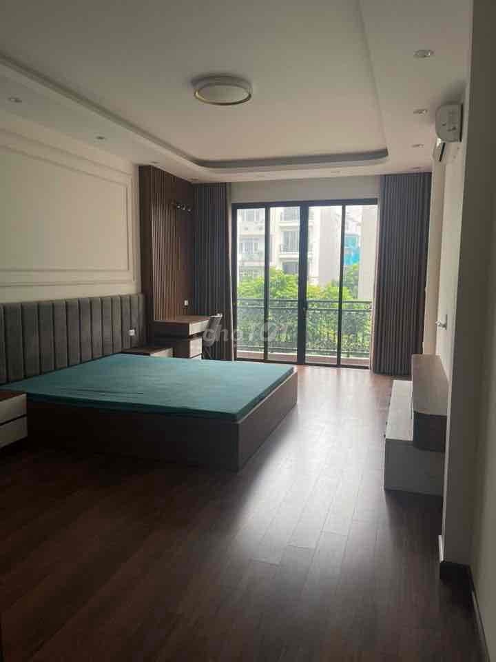 Rent us on the first floor, second floor in the main building on Qq Street, District.