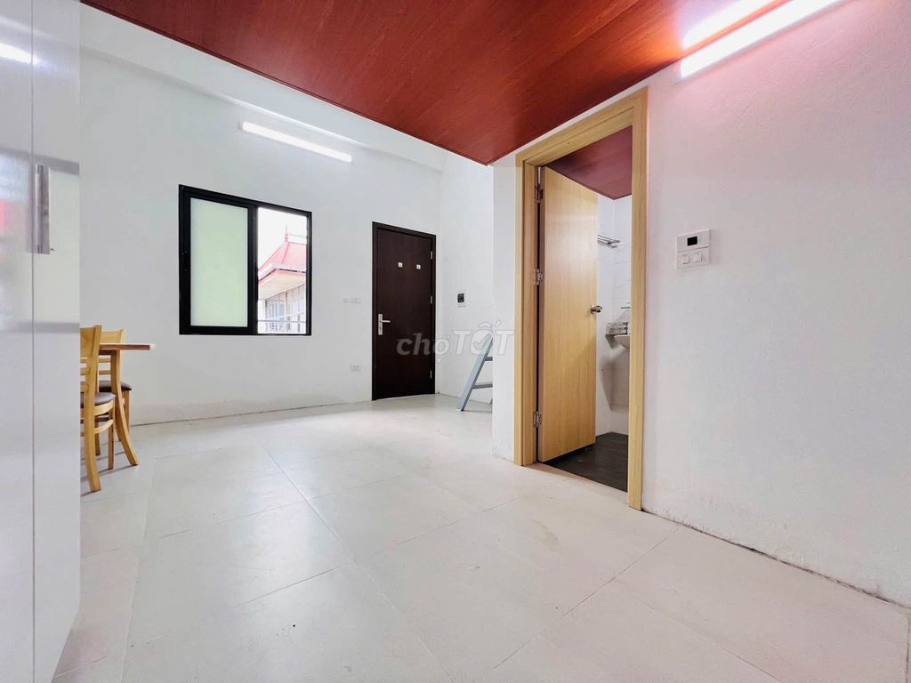 New house, large guards, four people staying, five million a month.